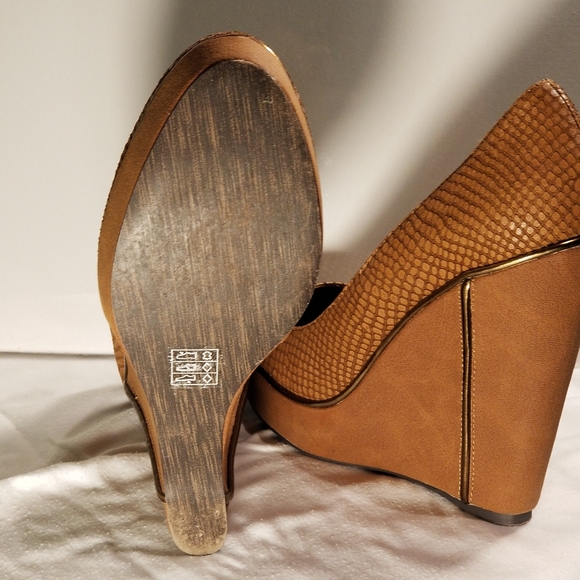 Wedge Heel - Picture 2 of 4